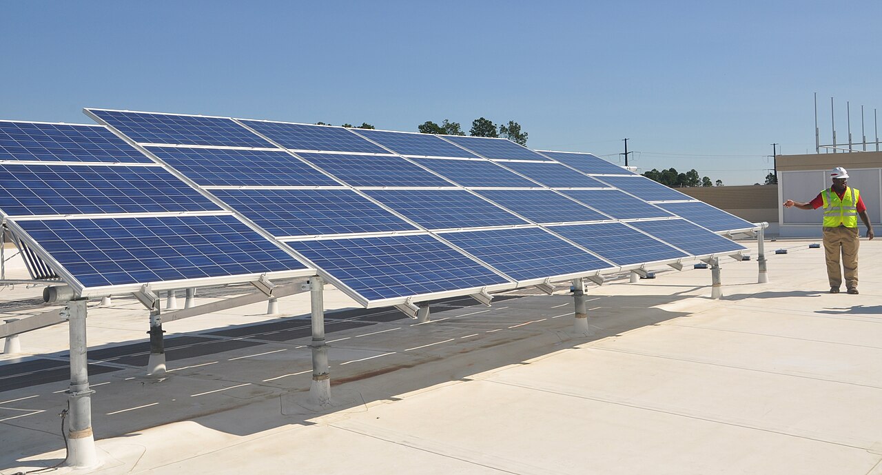 Instalación fotovoltaica on-grid en techumbre industrial, con técnico en terreno