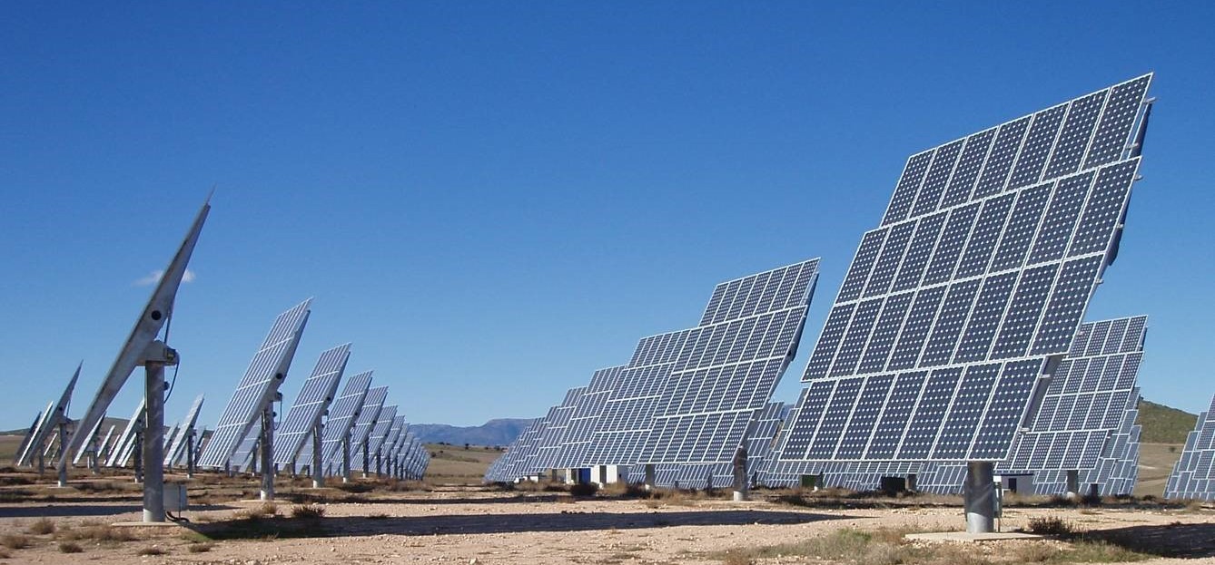 Planta fotovoltaica de gran escala montada en suelo con seguidores solares